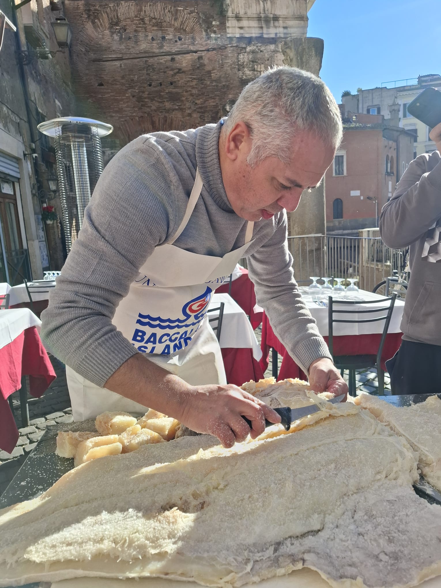 Claudio Ceccarelli, il proprietario, lavora a mano il filetto di baccalà