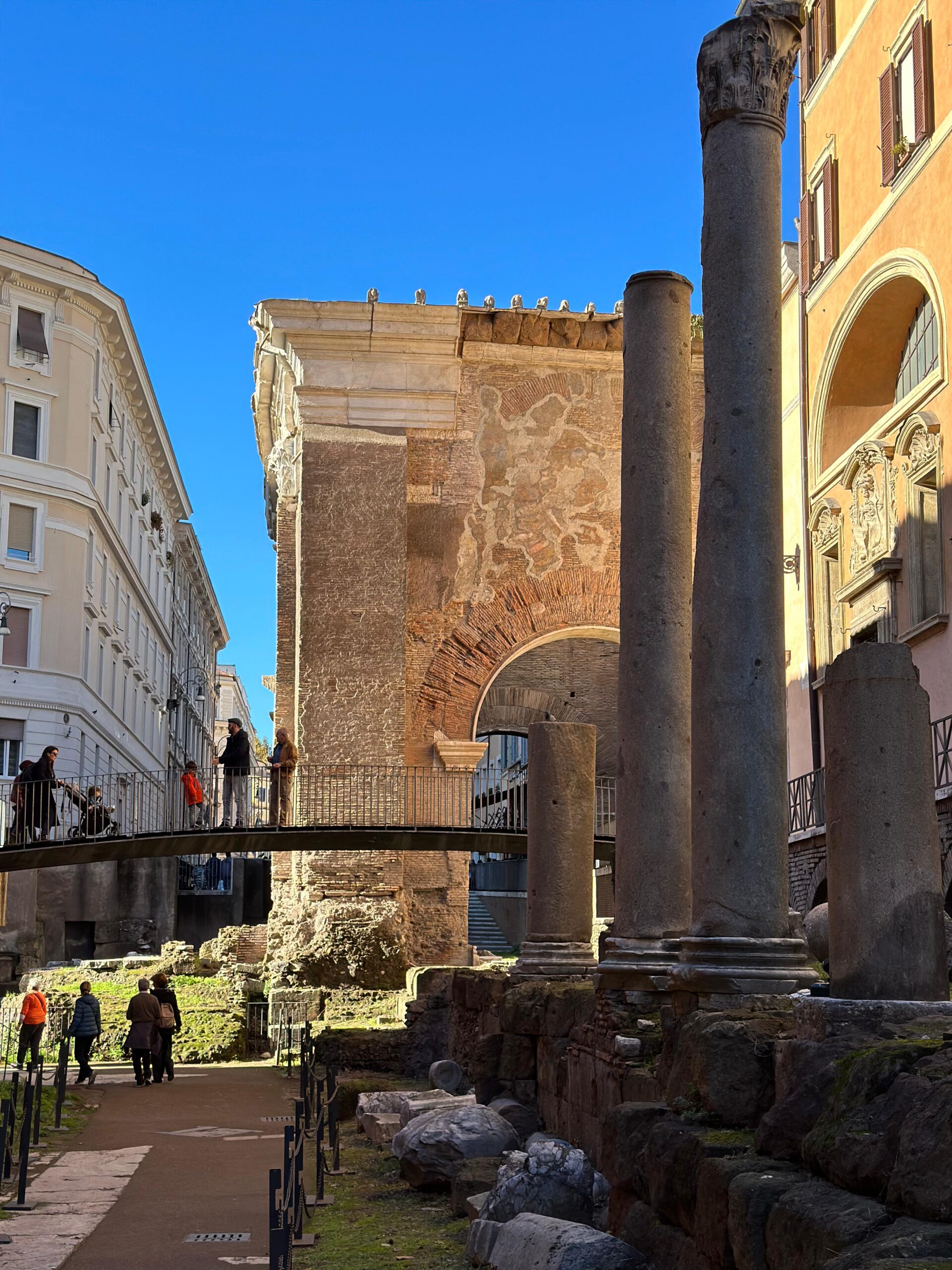 Resti del Portico d’Ottavia a due passi dal ristorante